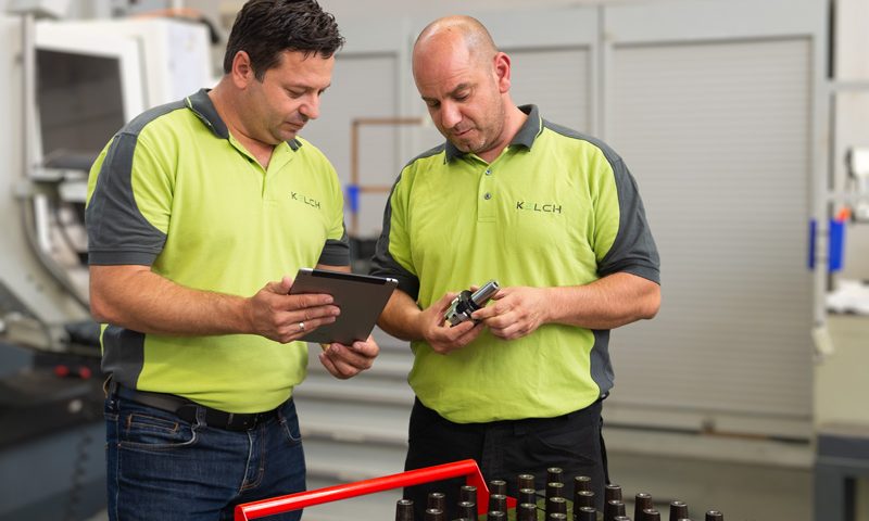 Techniker von KELCH (v.l.n.r. Kurt Bening, Josef Macrovassilis) prüfen die Einträge für KELCH-Werkzeugaufnahmen in der Tool-Arena.