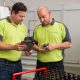 Techniker von KELCH (v.l.n.r. Kurt Bening, Josef Macrovassilis) prüfen die Einträge für KELCH-Werkzeugaufnahmen in der Tool-Arena.