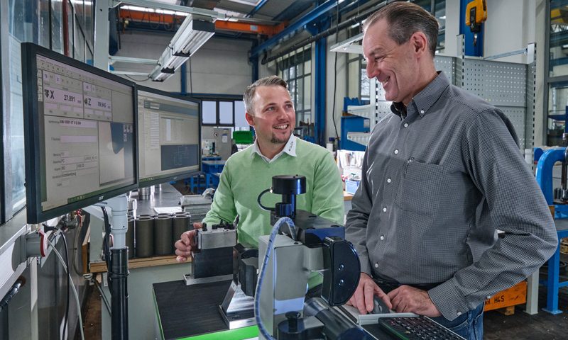 Industry 4.0 processes: Example application on the KENOVA set line H3 tool setting device: KELCH consultants Bastian Birkenfeld and Frank Erbstößer, Head of the setting shop at Schütte.