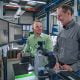 Industrie 4.0-Prozesse: Beispielanwendung am Werkzeugeinstellgerät KENOVA set line H3: KELCH-Berater Bastian Birkenfeld und Frank Erbstößer, Leiter der Einstellerei bei Schütte.