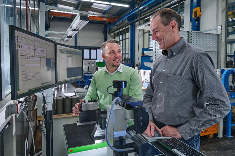 Industry 4.0 processes: Example application on the KENOVA set line H3 tool setting device: KELCH consultants Bastian Birkenfeld and Frank Erbstößer, Head of the setting shop at Schütte.