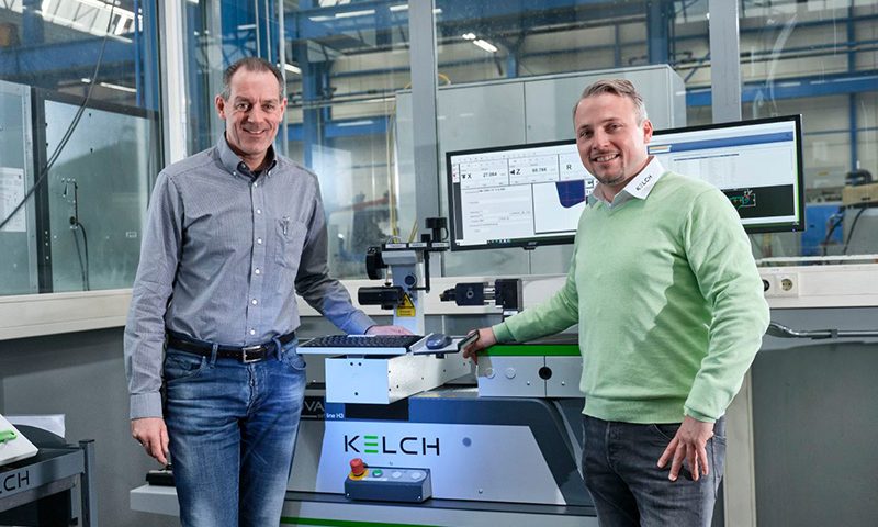 (from left:) Frank Erbstößer (Schütte) with Bastian Birkenfeld (KELCH) standing at the control panel of the KENOVA set line H3 tool presetter.