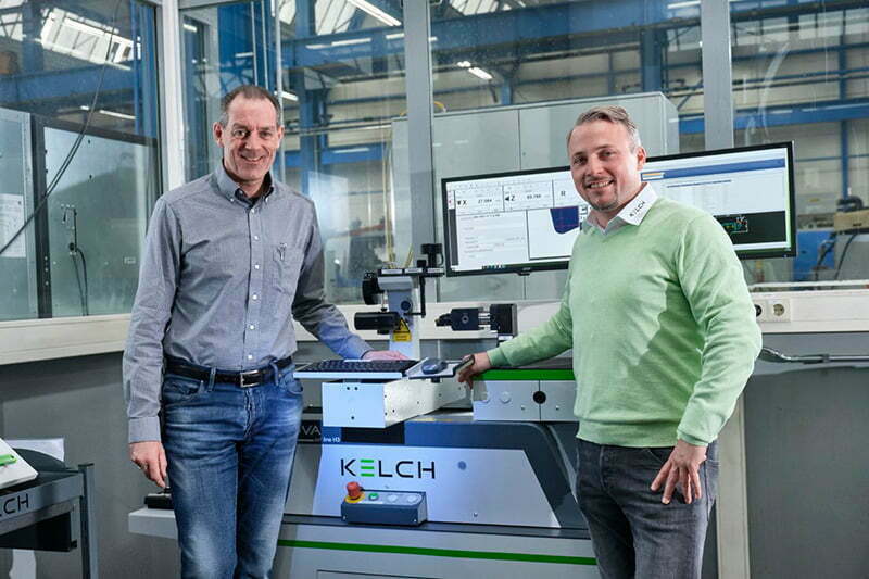 (from left:) Frank Erbstößer (Schütte) with Bastian Birkenfeld (KELCH) standing at the control panel of the KENOVA set line H3 tool presetter.