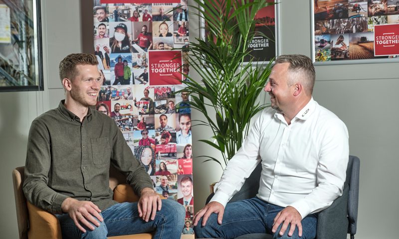 Danfoss Production Manager Marvin Janzen (left) in discussion with KELCH consultant Bastian Birkenfeld