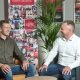 Danfoss-Fertigungsleiter Marvin Janzen (li.) im Gespräch mit KELCH-Berater Bastian Birkenfeld