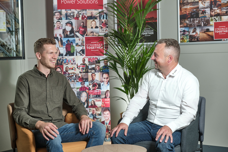 Danfoss Production Manager Marvin Janzen (left) in discussion with KELCH consultant Bastian Birkenfeld