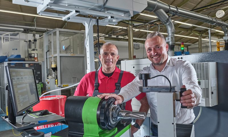 KELCH-Berater Bastian Birkenfeld, hier mit Danfoss-Mitarbeiter Garcia Francisco, gab den zukünftigen Nutzern des KENOVA set line H3 eine Einführung.