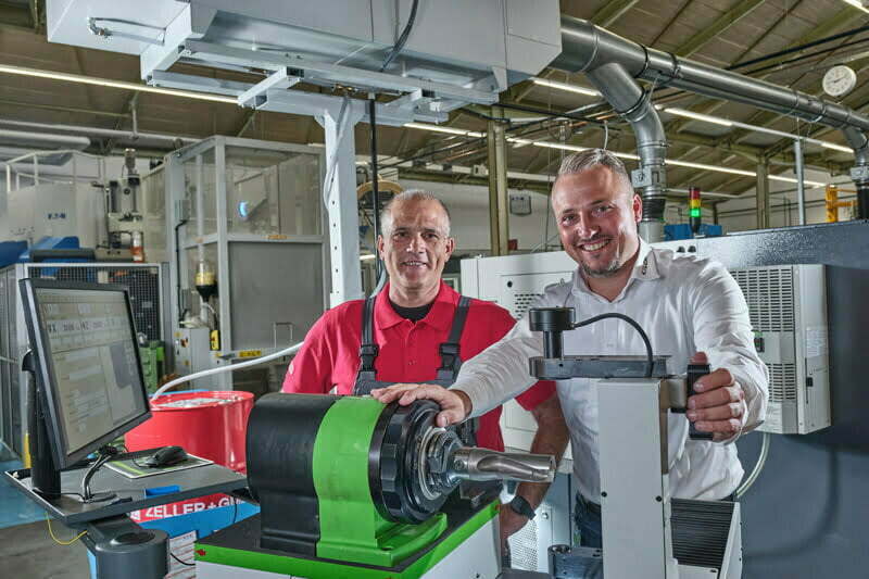 KELCH-Berater Bastian Birkenfeld, hier mit Danfoss-Mitarbeiter Garcia Francisco, gab den zukünftigen Nutzern des KENOVA set line H3 eine Einführung.