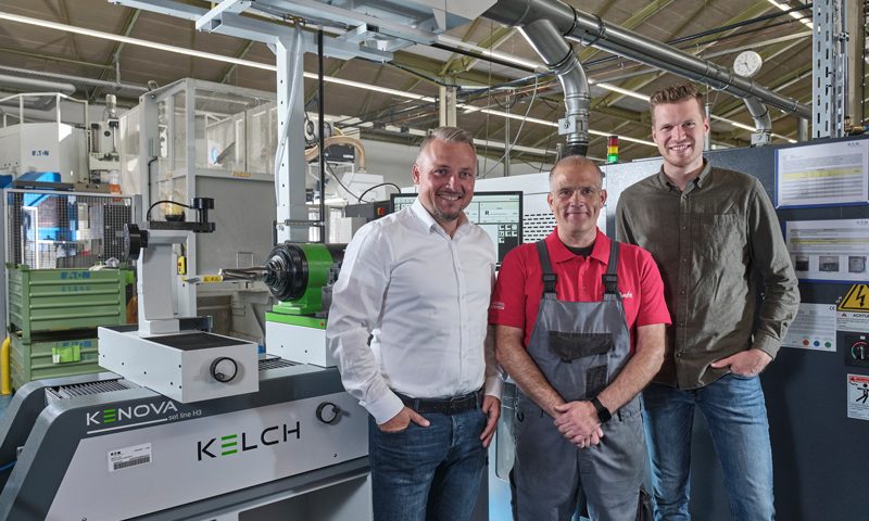 Standing in front of the KENOVA set line H3 tool presetter at Danfoss (from l to r): KELCH consultant Bastian Birkenfeld with Garcia Francisco and Production Manager Marvin Janzen.