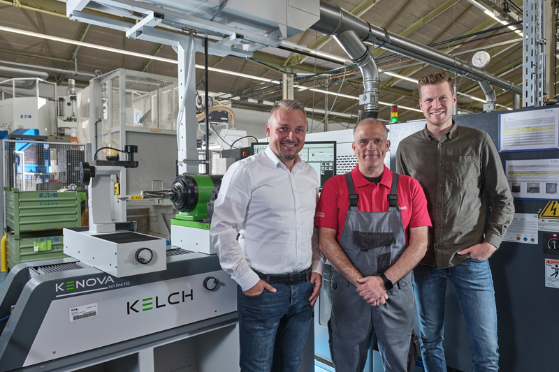 Standing in front of the KENOVA set line H3 tool presetter at Danfoss (from l to r): KELCH consultant Bastian Birkenfeld with Garcia Francisco and Production Manager Marvin Janzen.