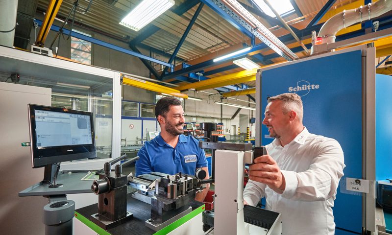 KELCH-Berater Bastian Birkenfeld, hier mit Bögra-Mitarbeiter Erdim Soysal, gab nach der Inbetriebnahme allen zuständigen Mitarbeitern bei Bögra eine Einführung.